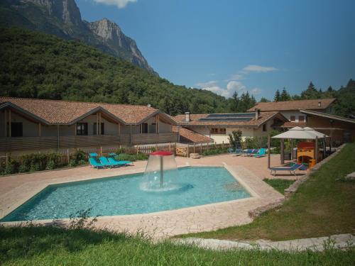 泰尔拉戈RTA Hotel Le Vallene的度假村中央带喷泉的游泳池