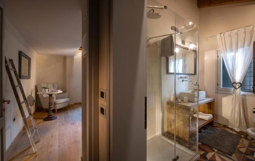 西莱河畔卡萨莱乡间别墅住宿加早餐旅馆的一间带玻璃淋浴和水槽的浴室