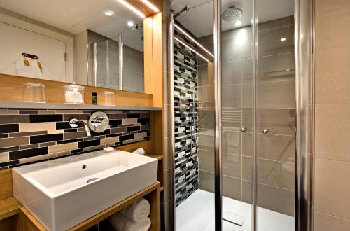 巴黎乔丁斯德玛德莫赛勒酒店及Spa的一间带水槽和淋浴的浴室