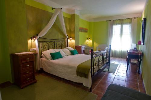 San Miguel de Valero奎拉马山脉酒店的一间卧室配有一张带天蓬的床