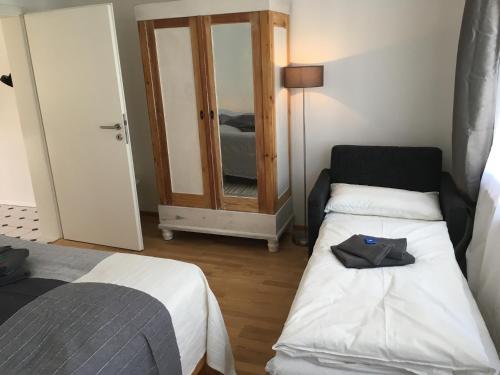 克勒珀林Ferienwohnung Kröpelin的一间小卧室,配有一张床和镜子