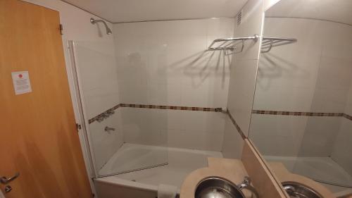 里弗恩罗萨日奥酒店的一间浴室