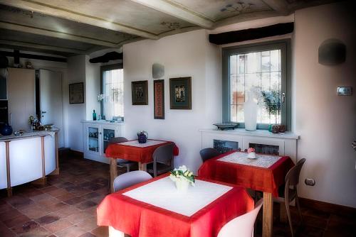 卡斯塔诺兰泽Carossi B&B的餐厅设有两张带红色桌布的桌子