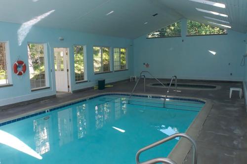 Running SpringsGiant Oaks Lodge的蓝色海水大型室内游泳池