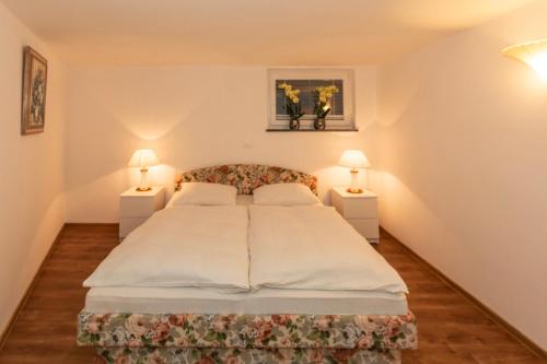拉多夫吉卡Apartma Spaans的一间卧室配有一张大床和两盏灯