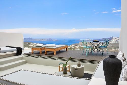 皮尔戈斯White & Co. La Torre Suites的客房设有海景阳台。