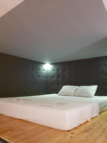 奥西耶克Apartman Lena Loft - best value, best choice!的卧室配有一张白色大床和墙壁