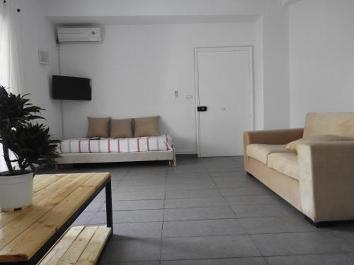 哈马马特Appartement quartier Dar Sebastian, Hammamet的客厅配有两张沙发和一张桌子