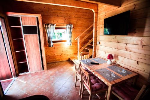 尤斯托尼莫斯基Domki Heaven Ustronie Morskie的小木屋内带桌子的用餐室