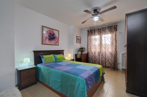 EsteponaVictoria Apartment的一间卧室配有一张床和吊扇