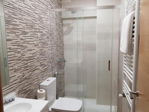 拉雷多罗西旅馆的带淋浴、卫生间和盥洗盆的浴室
