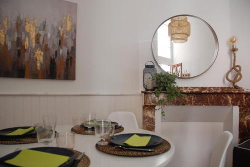 图卢兹L'authentique - Coeur de ville的一间带桌子和镜子的用餐室