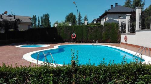 哈卡La terraza del Sauce的一座带房子的庭院内的大型游泳池