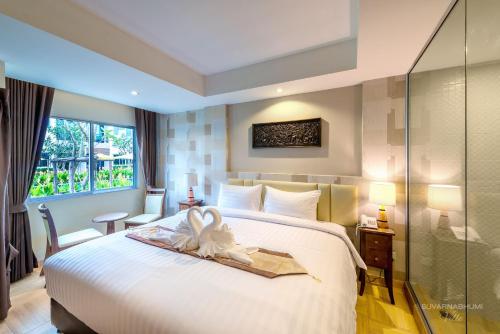 莱卡邦素万那普威乐机场酒店的酒店客房设有床和窗户。