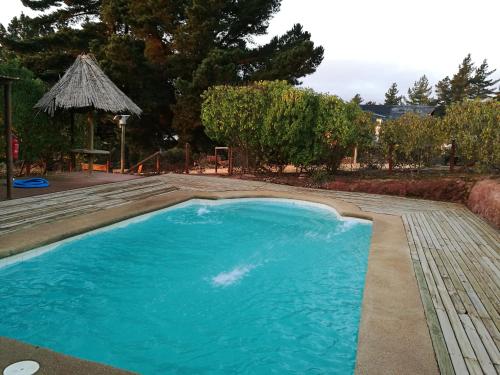 阿尔加罗沃lodge con piscina privada, parcela de campo.的庭院里的一个蓝色海水游泳池