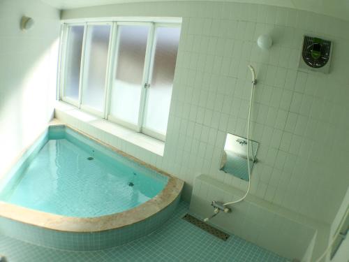 白马村Maple Chalet Hakuba的一间带窗户和淋浴的浴室