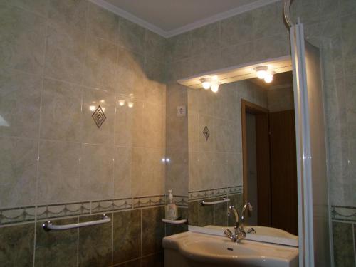 博加奇拉纳公寓的一间带水槽和镜子的浴室