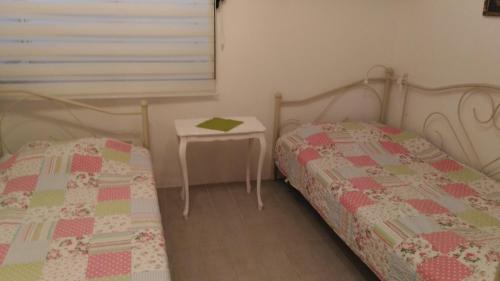比耶拉Apartman Vukovic的一间卧室配有两张单人床和一张桌子