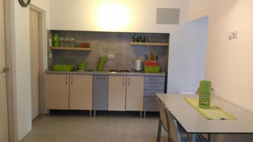 比耶拉Apartman Vukovic的厨房配有白色橱柜和桌子