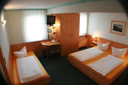 鲁斯特瑞伯斯道科酒店的酒店客房配有两张床和一张书桌