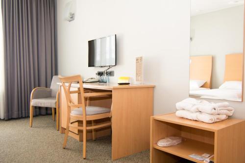 彼尔姆伊娃酒店的酒店客房配有书桌和床。