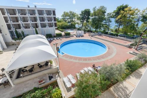 扎达尔科洛瓦尔酒店的享有酒店游泳池的顶部景色