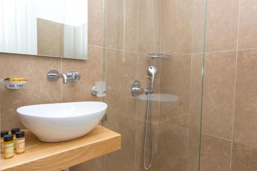 阿吉奥斯普罗科皮奥斯塞莫利酒店的一间带水槽和淋浴的浴室