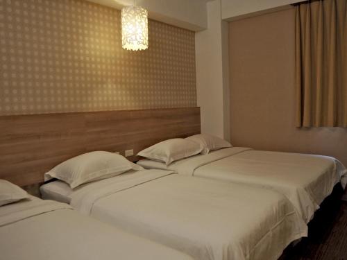 恒春古城河堤时尚旅店的配有两张床的酒店客房