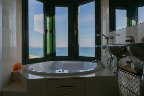 巴古尔2 bedroom apartment in Sa Punta, Begur- Sea views, terrace, pool and access to the beach (Ref:H29)的设有带大浴缸的海景浴室