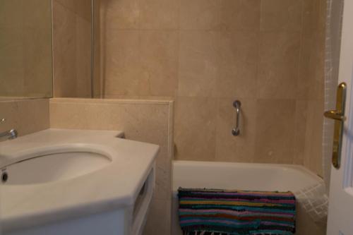 巴古尔3 bedroom apartment in Aiguafreda, Begur. Sea views and Terrace (Ref:H26)的浴室配有盥洗盆和浴缸。