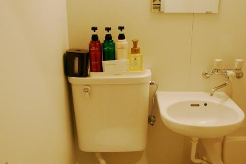 东京Hotel Peace (Adult Only)的浴室设有卫生间,上面装有瓶子