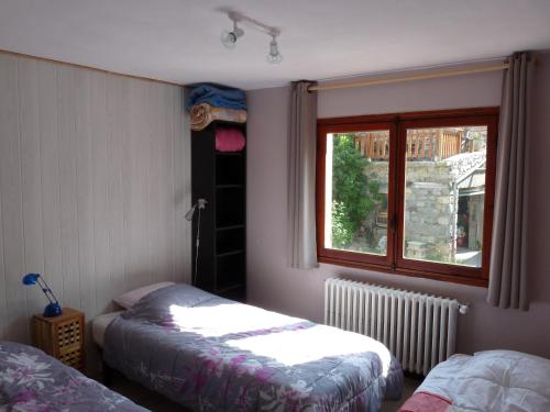 瓦尔代布洛尔Chalet Le Bois Noir的一间卧室设有两张床和窗户。
