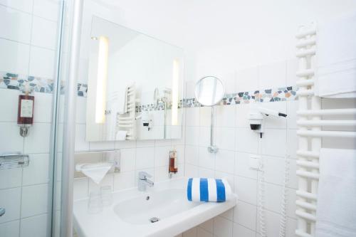 居斯特罗因塞尔湖湖畔酒店的白色的浴室设有水槽和镜子
