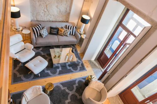 波尔图波尔图黄金公寓 的享有客厅的顶部景致,客厅配有沙发和椅子