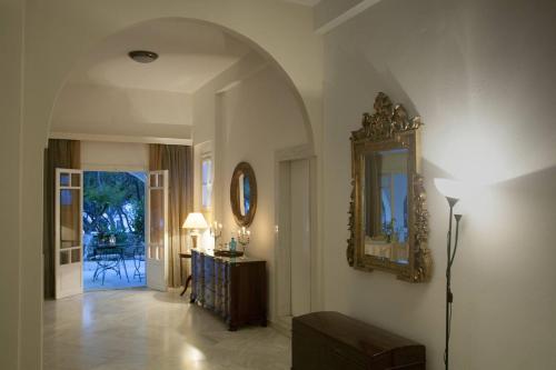 帕罗奇亚道基萨酒店的走廊上设有镜子和台灯