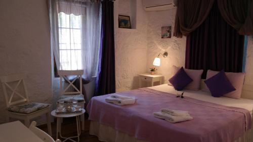 阿拉恰特Era Hotel Alacati的一间卧室配有一张床,上面有两条毛巾