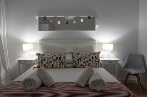 科尔多瓦El rincón de Orive的一间卧室配有带枕头和镜子的床