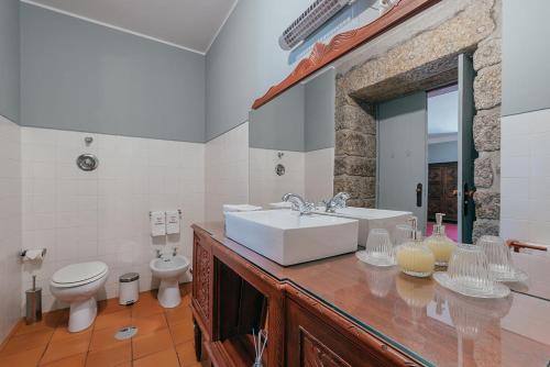 吉马良斯Casa Dos Pombais的一间带水槽和卫生间的浴室