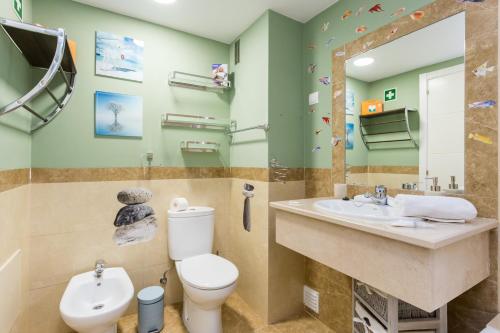 波尔蒂芒Tropical Beach Apartment Litoralmar的一间带卫生间、水槽和镜子的浴室