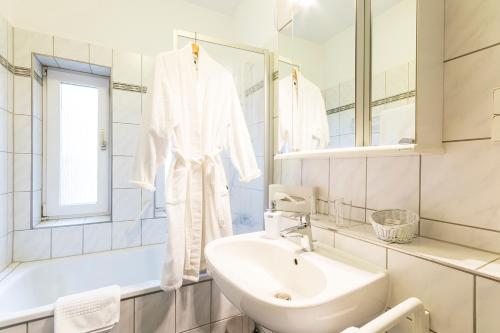 汉诺威伊莉莎白萨加尔尼酒店的白色的浴室设有水槽和镜子