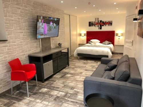 弗莱尔贝维尔酒店的客厅配有沙发和砖墙电视