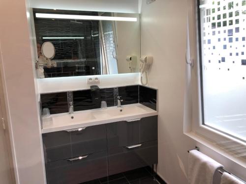 弗莱尔贝维尔酒店的一间带水槽和镜子的浴室