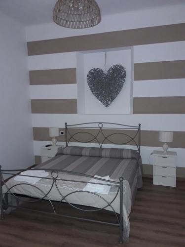 萨尔扎纳Aliso'的卧室配有一张位于墙上的床铺。