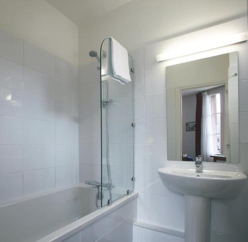 圣布里厄Hôtel Ker Izel Saint-Brieuc Centre Historique的白色的浴室设有水槽、浴缸和镜子