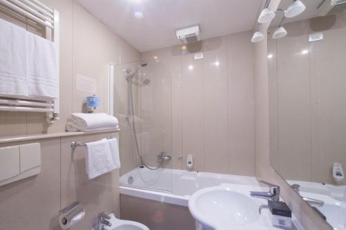 圣玛格丽塔-利古雷B&B Hotels Park Hotel Suisse Santa Margherita Ligure的带淋浴、卫生间和盥洗盆的浴室