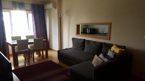 里斯本Lisbon Location的客厅配有沙发和桌子