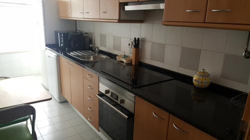 里斯本Lisbon Location的厨房配有黑色台面和水槽