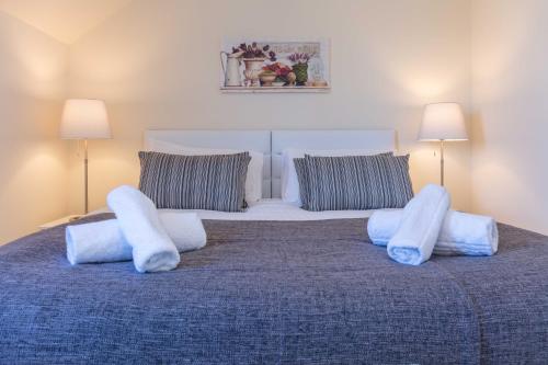 特伦Ailsa Retreat的一张大床,上面有白色枕头