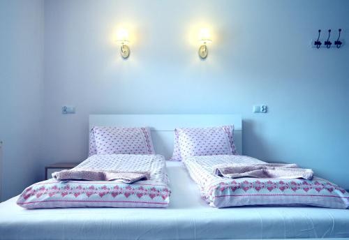 斯祖贝莱克Dom pri potoku的一间卧室配有两张带枕头的床。
