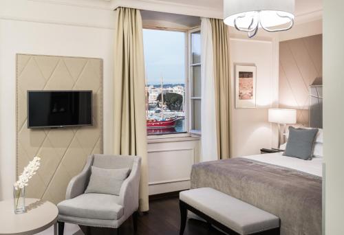 扎达尔堡垒遗产酒店 - 休闲城堡的酒店客房设有床和窗户。